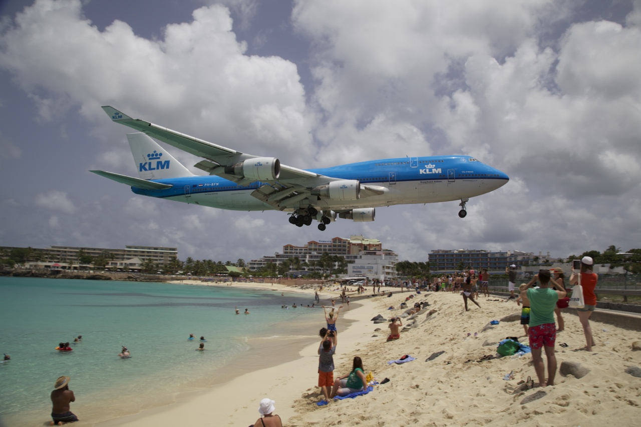 KLM 747 Landing at St Maarten Beach